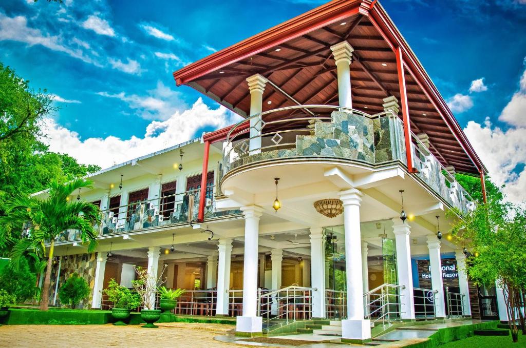 un edificio con balcón en la parte superior en National Holiday Resort, en Mahiyangana