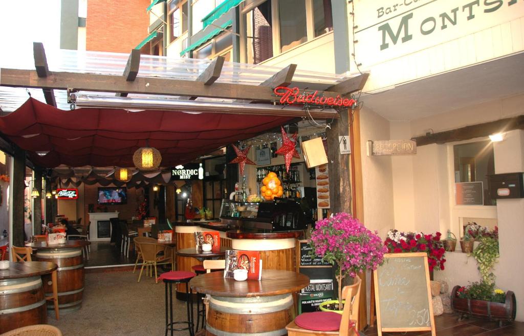 a restaurant with tables and chairs and a bar at Hostal Montsant in Salou