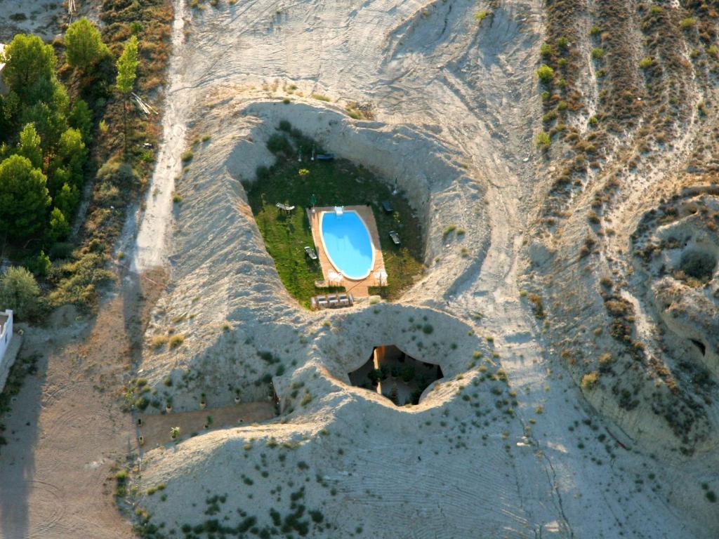 z góry widok na wyspę z basenem w obiekcie Hotel Cueva Tardienta Monegros-Adults Only w mieście Tardienta
