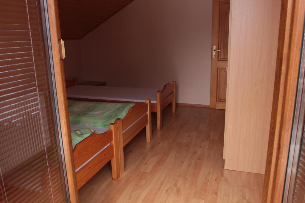 Postel nebo postele na pokoji v ubytování Rekreačný dom pod Dedovou