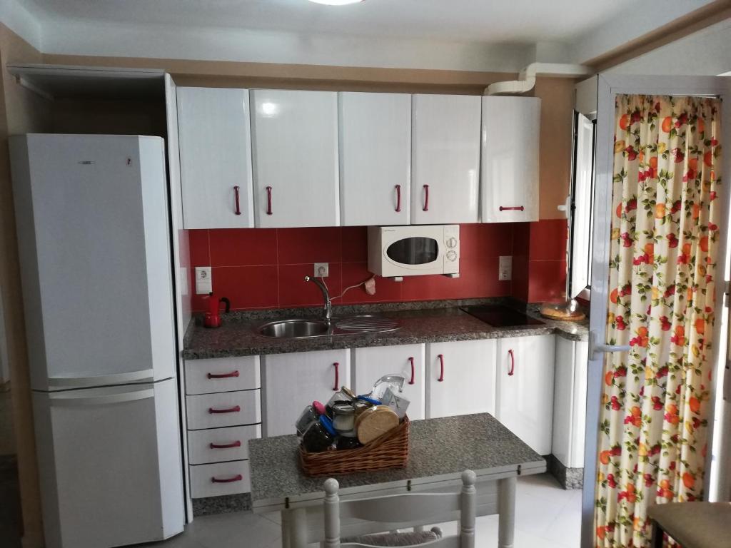 アンテケラにあるApartamento centroのキッチン(白いキャビネット、白い冷蔵庫付)
