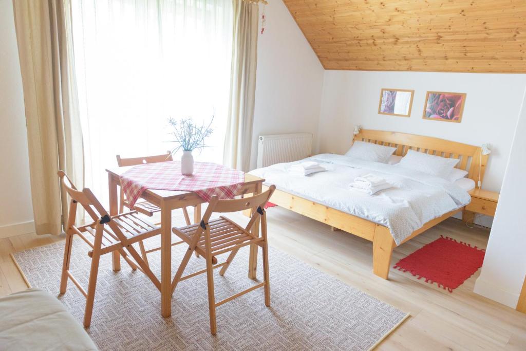 Postel nebo postele na pokoji v ubytování Žltý Dom