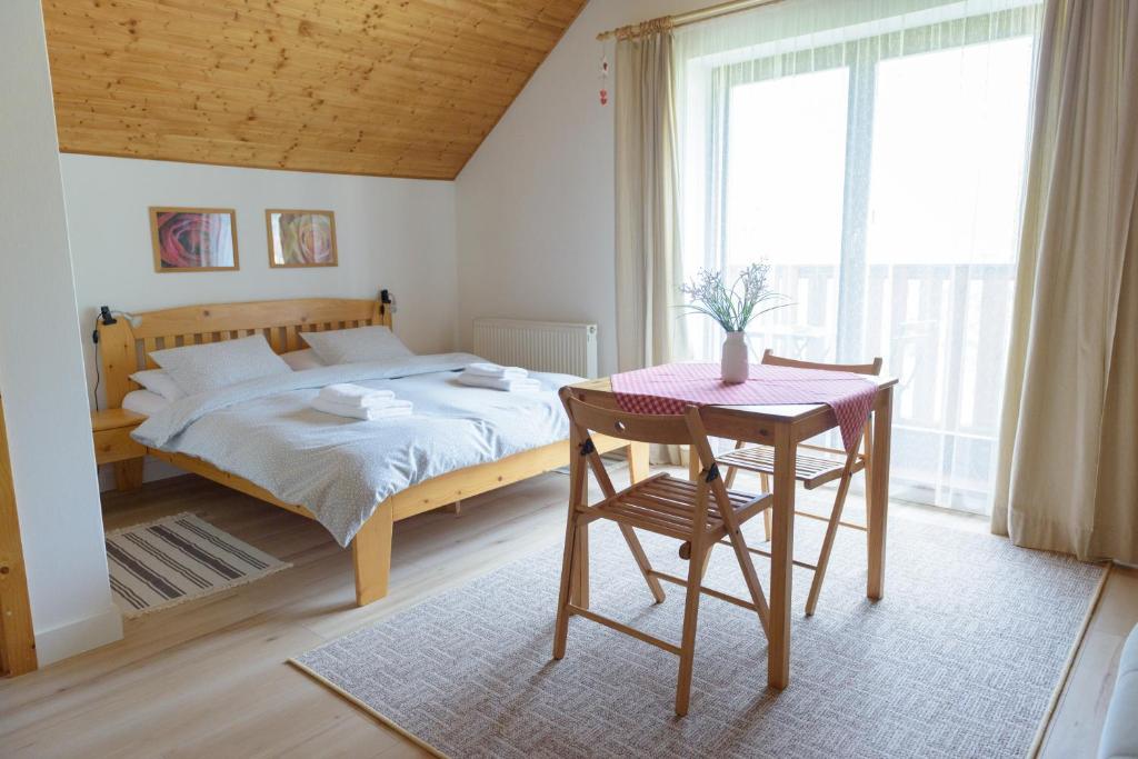 Postel nebo postele na pokoji v ubytování Žltý Dom