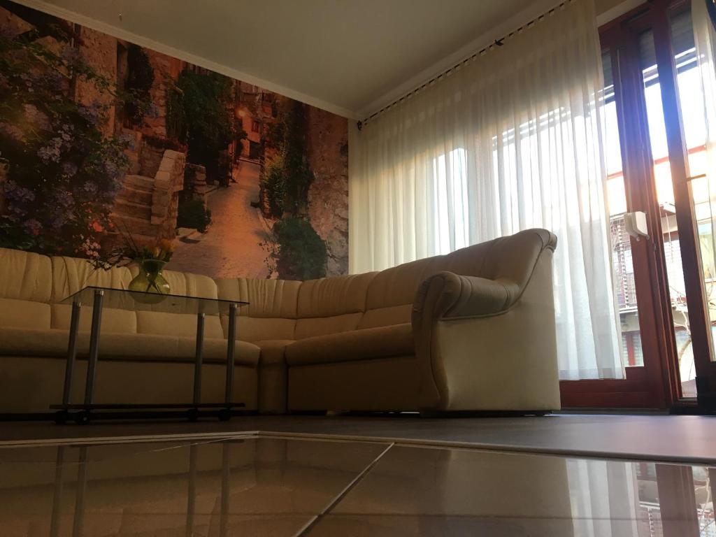 Posedenie v ubytovaní medencés önálló 4 fős 2 légterű, felszerelt földszinti apartman, terasszal, wi-fivel, 30 méterre a strandtól