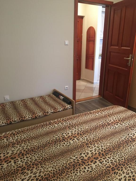 Posteľ alebo postele v izbe v ubytovaní medencés önálló 4 fős 2 légterű, felszerelt földszinti apartman, terasszal, wi-fivel, 30 méterre a strandtól