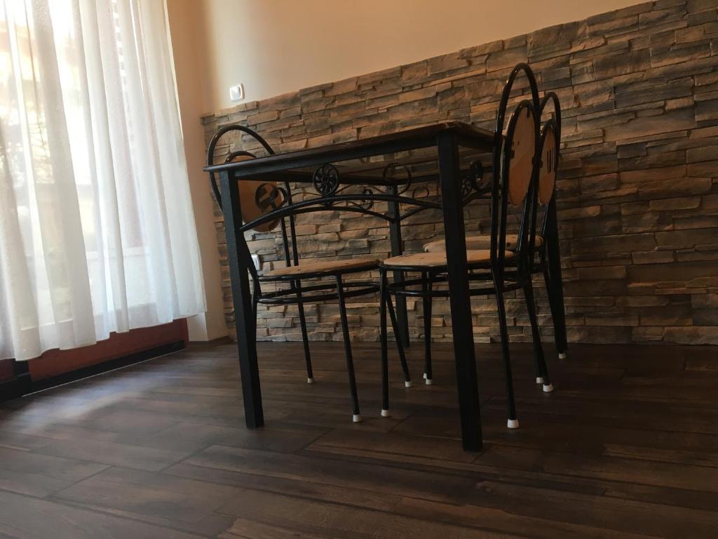 Fotografia z galérie ubytovania medencés önálló 4 fős 2 légterű, felszerelt földszinti apartman, terasszal, wi-fivel, 30 méterre a strandtól v Siófoku