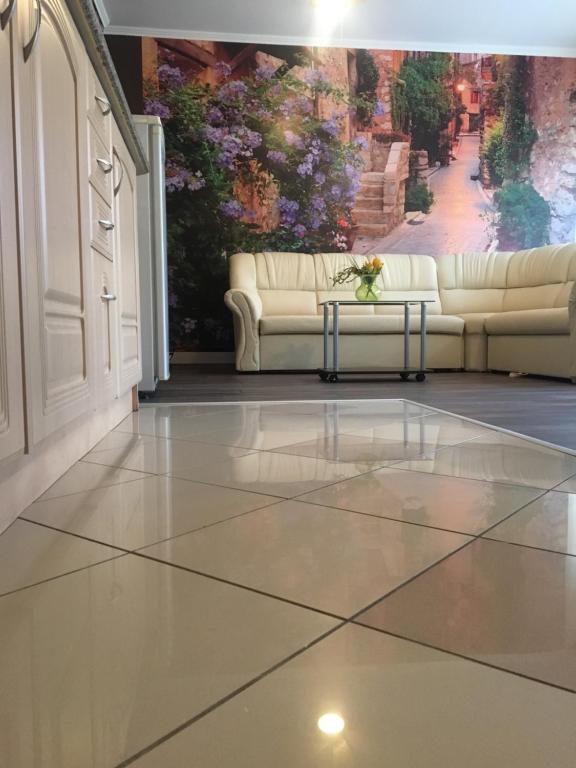 Posedenie v ubytovaní medencés önálló 4 fős 2 légterű, felszerelt földszinti apartman, terasszal, wi-fivel, 30 méterre a strandtól
