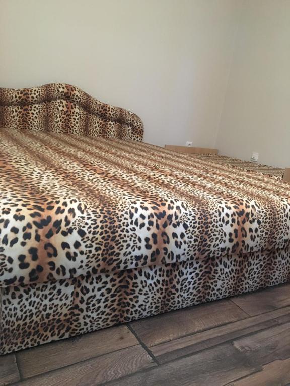 Posedenie v ubytovaní medencés önálló 4 fős 2 légterű, felszerelt földszinti apartman, terasszal, wi-fivel, 30 méterre a strandtól
