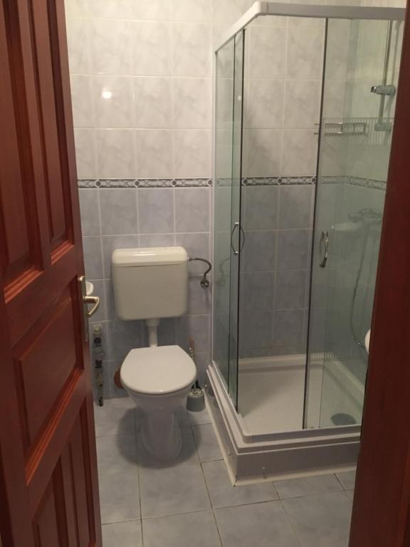 Kúpeľňa v ubytovaní medencés önálló 4 fős 2 légterű, felszerelt földszinti apartman, terasszal, wi-fivel, 30 méterre a strandtól