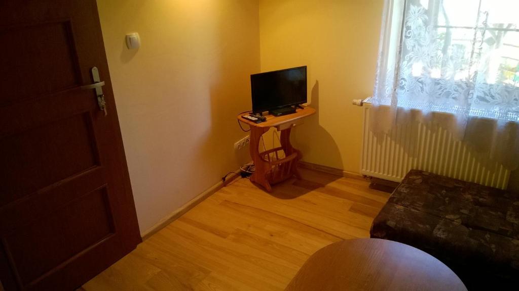 Televízia a/alebo spoločenská miestnosť v ubytovaní Dom nad potokiem