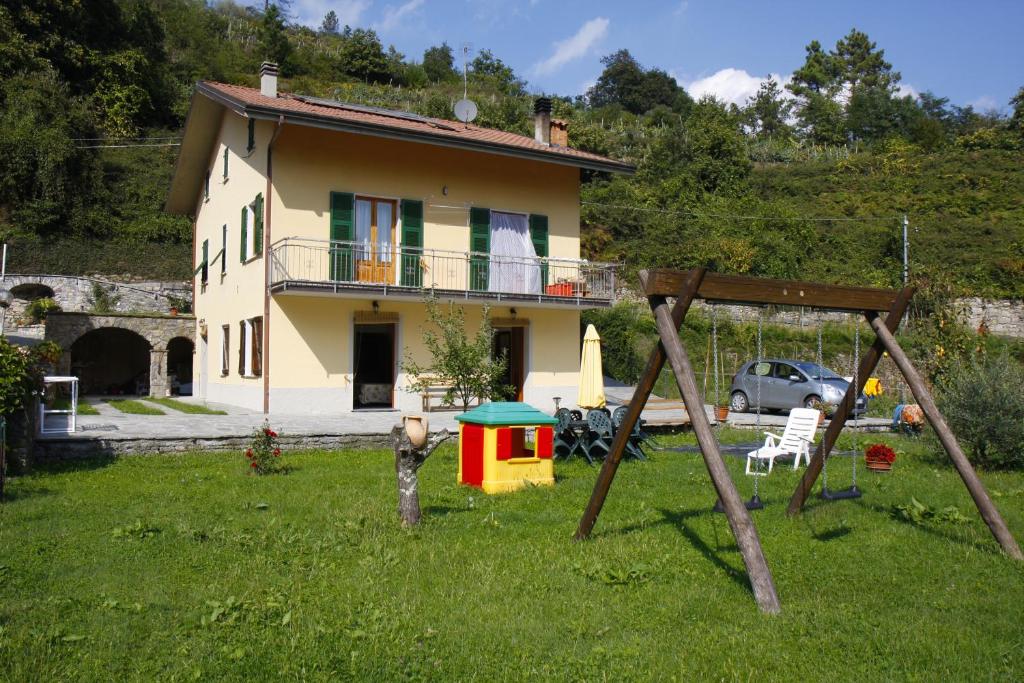 ein kleines Haus mit einem Hof mit Spielplatz in der Unterkunft Agriturismo La Via Del Sale in Pignone