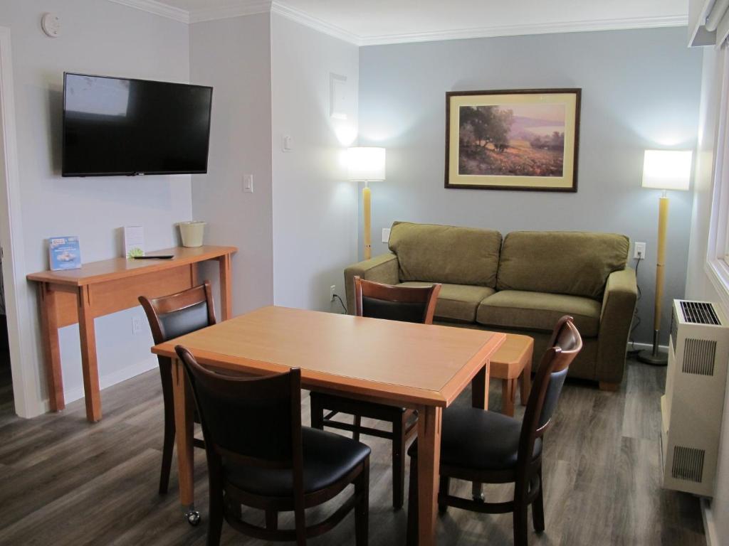 TV a/nebo společenská místnost v ubytování Westridge Motor Inn