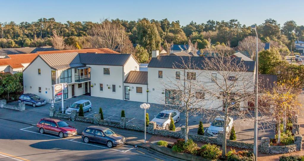 una vista aérea de un edificio con coches aparcados en un aparcamiento en Kauri Motel on Riccarton en Christchurch