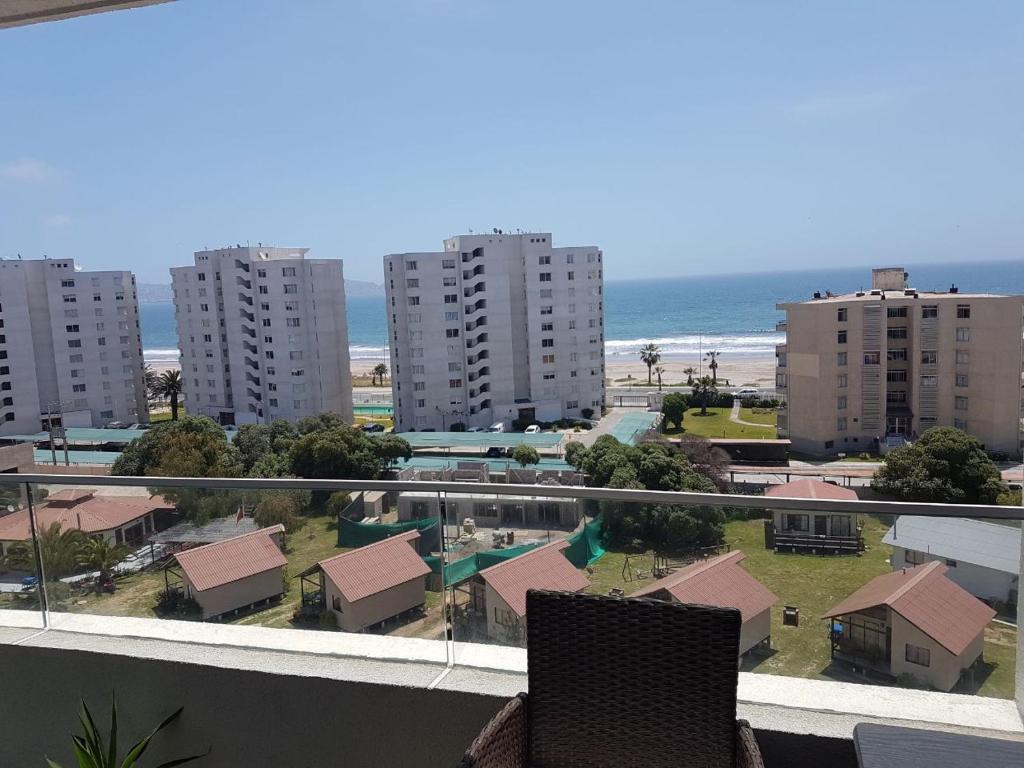 un balcone con vista sulla spiaggia di Departamento Bora Bora a La Serena