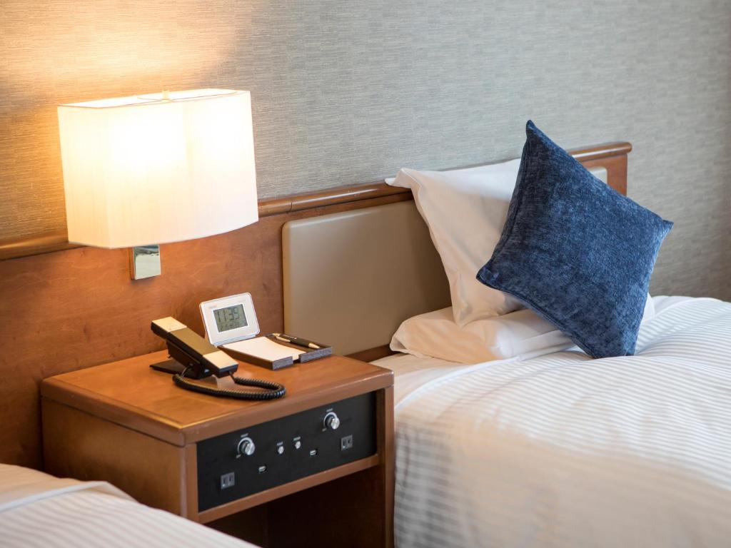 Postel nebo postele na pokoji v ubytování HOTEL MYSTAYS PREMIER Narita