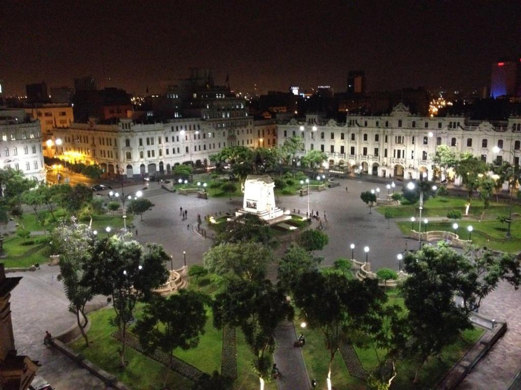 una gran plaza en una ciudad por la noche en HEART OF PLAZA SAN MARTIN - 2 Boutique Apartments, en Lima