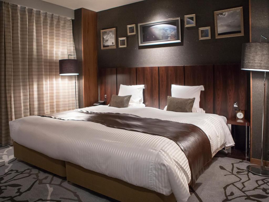 Postel nebo postele na pokoji v ubytování HOTEL MYSTAYS PREMIER Narita