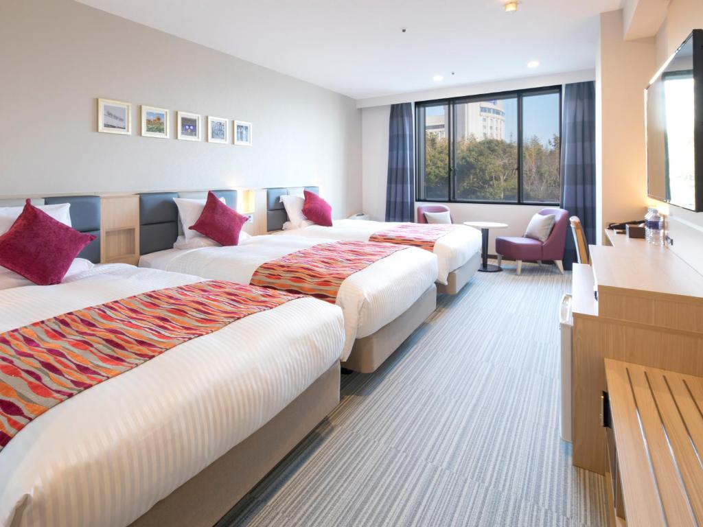 Postel nebo postele na pokoji v ubytování HOTEL MYSTAYS PREMIER Narita