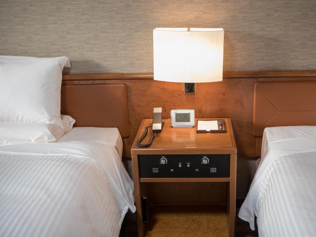 Postel nebo postele na pokoji v ubytování HOTEL MYSTAYS PREMIER Narita