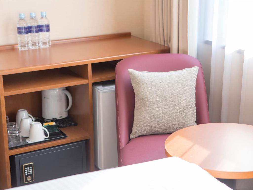 Postel nebo postele na pokoji v ubytování HOTEL MYSTAYS PREMIER Narita