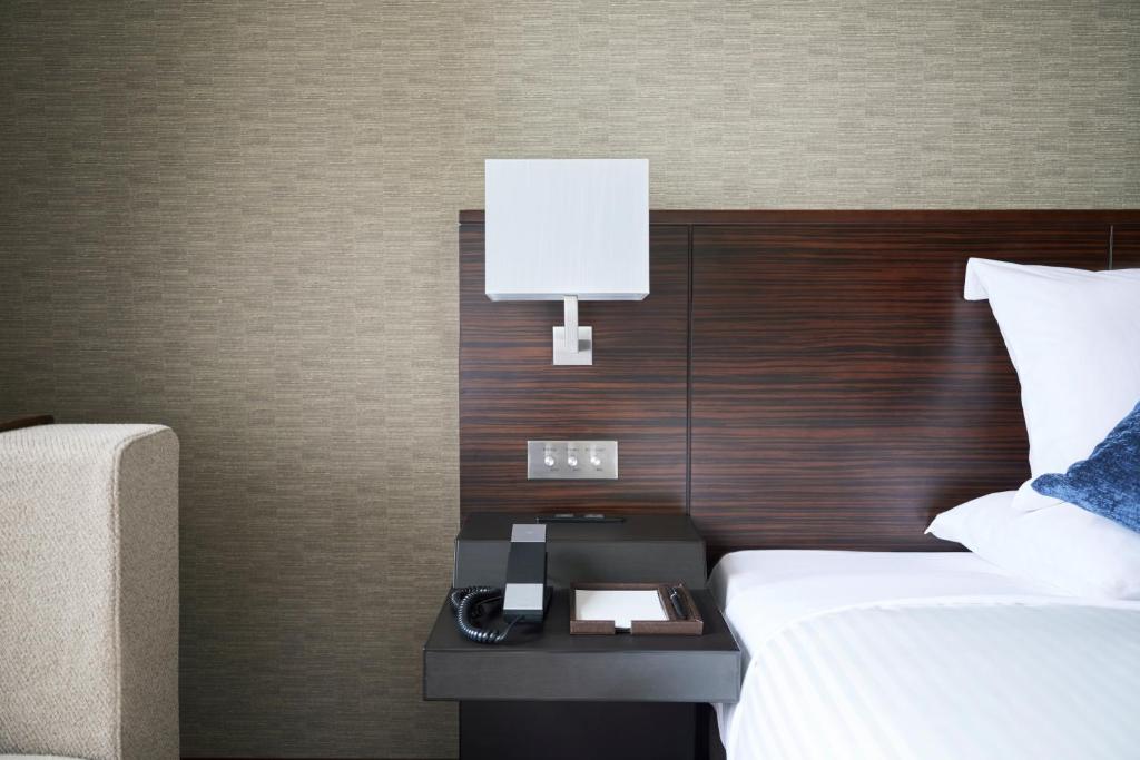 Postel nebo postele na pokoji v ubytování HOTEL MYSTAYS PREMIER Narita