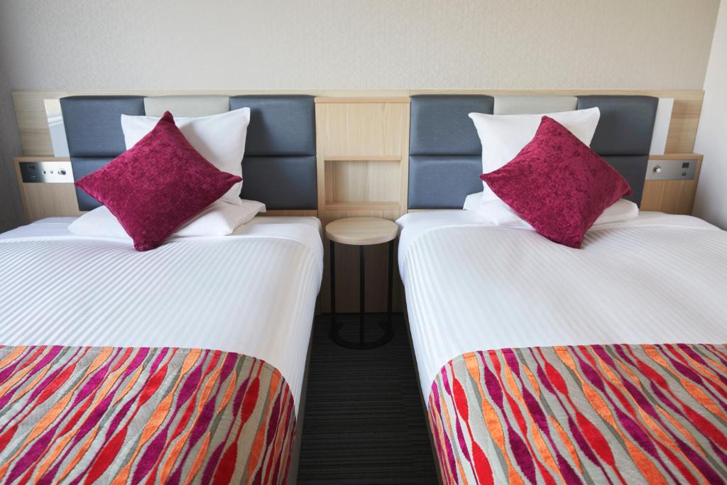 Postel nebo postele na pokoji v ubytování HOTEL MYSTAYS PREMIER Narita