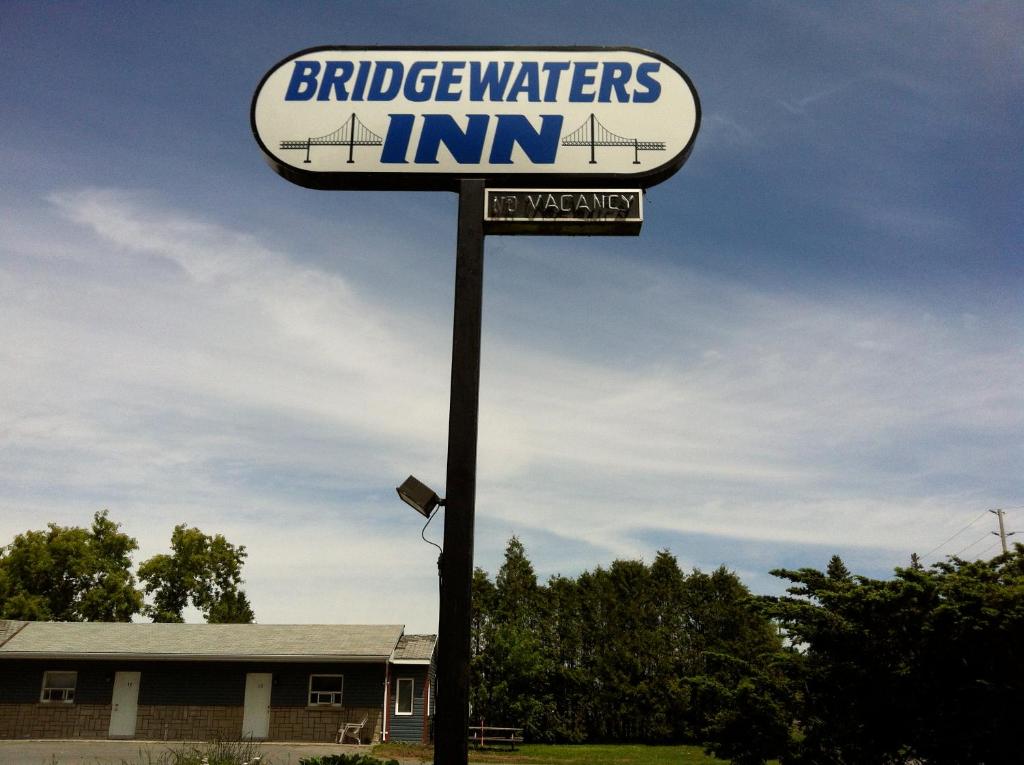 een bord voor een birdkeepers herberg op een paal bij Bridgewaters Inn in Johnstown