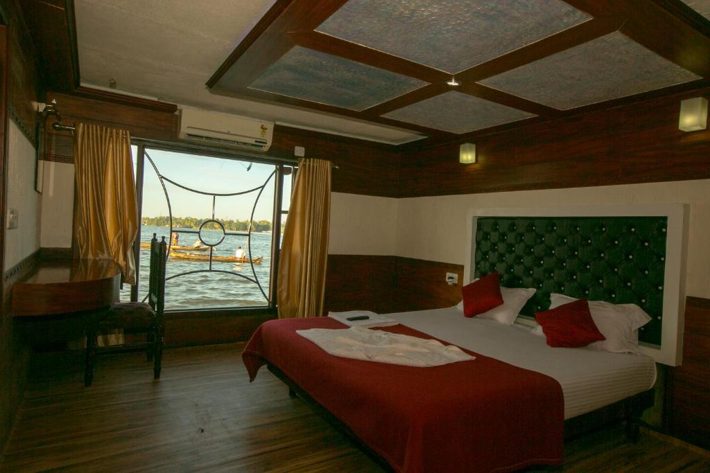 Postel nebo postele na pokoji v ubytování Harmony Houseboats