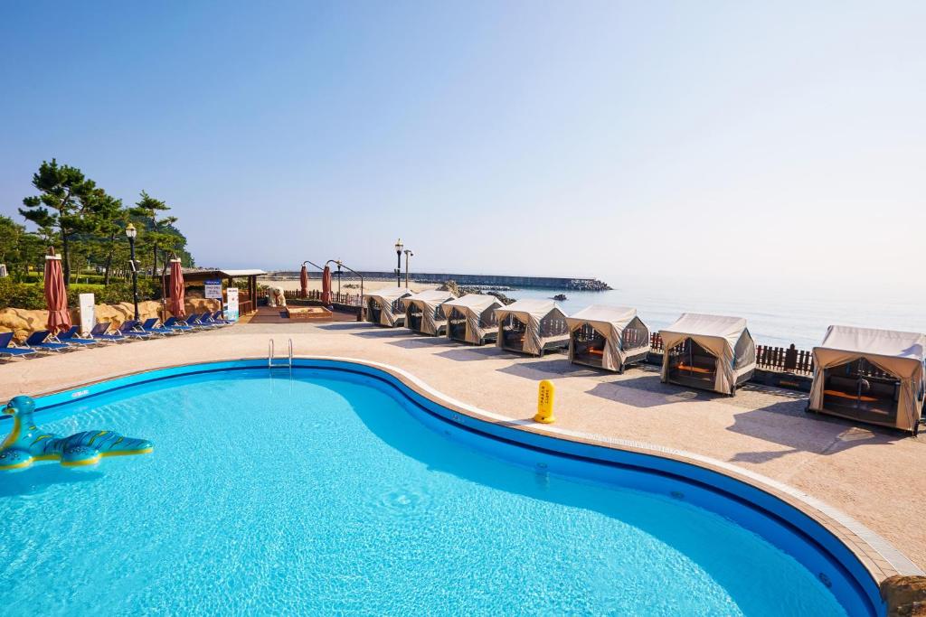Bazén v ubytování Sol Beach Yangyang nebo v jeho okolí