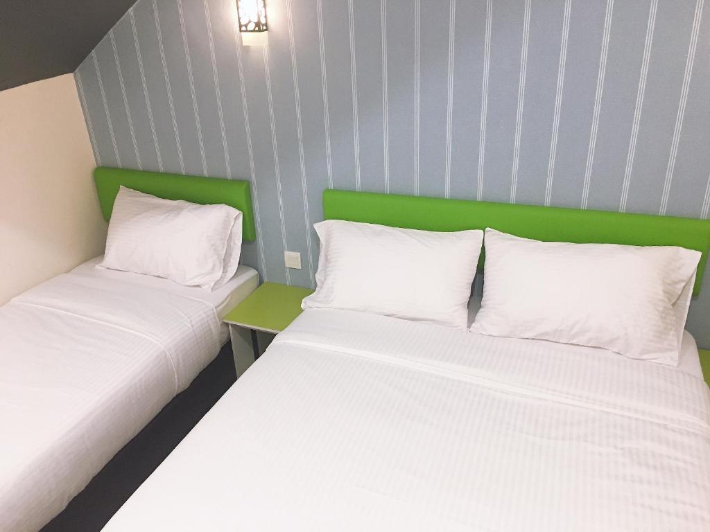 Postel nebo postele na pokoji v ubytování Carlsun Hotel