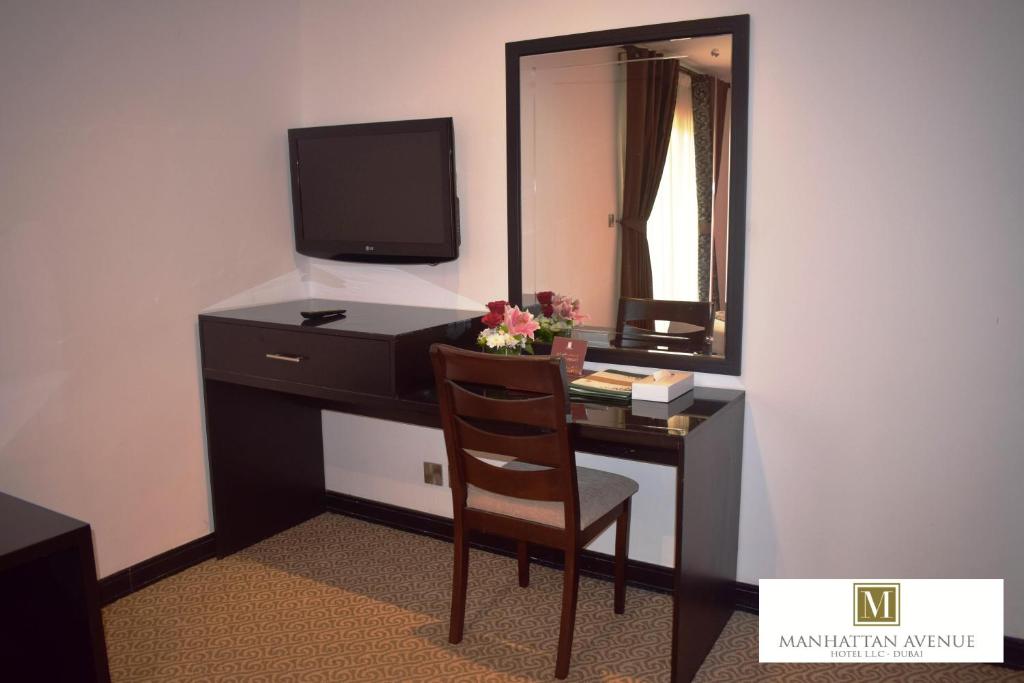 TV a/nebo společenská místnost v ubytování Manhattan Avenue Hotel