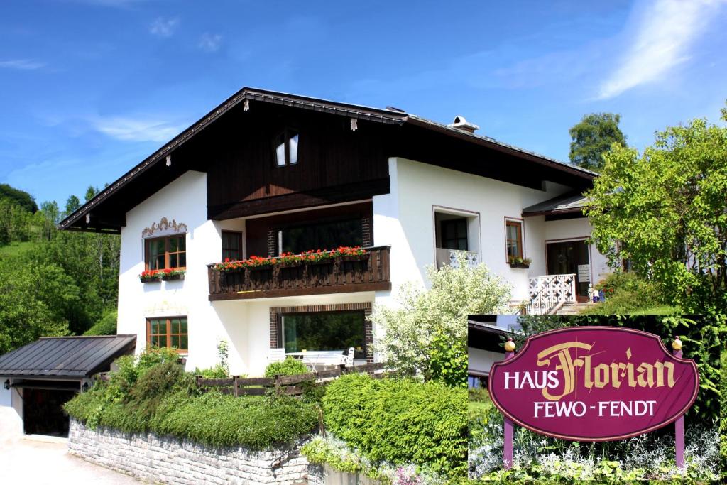 una gran casa blanca con un cartel delante en Ferienwohnungen Oberau, en Berchtesgaden