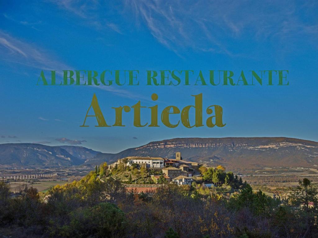 een uitzicht op de acropolis van arusha met de tekst afrique restaurant ar bij Albergue Restaurante de Artieda in Artieda