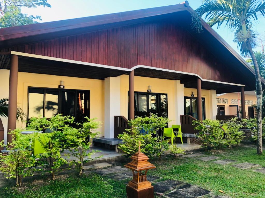 Garður fyrir utan Phi Phi Villa Resort