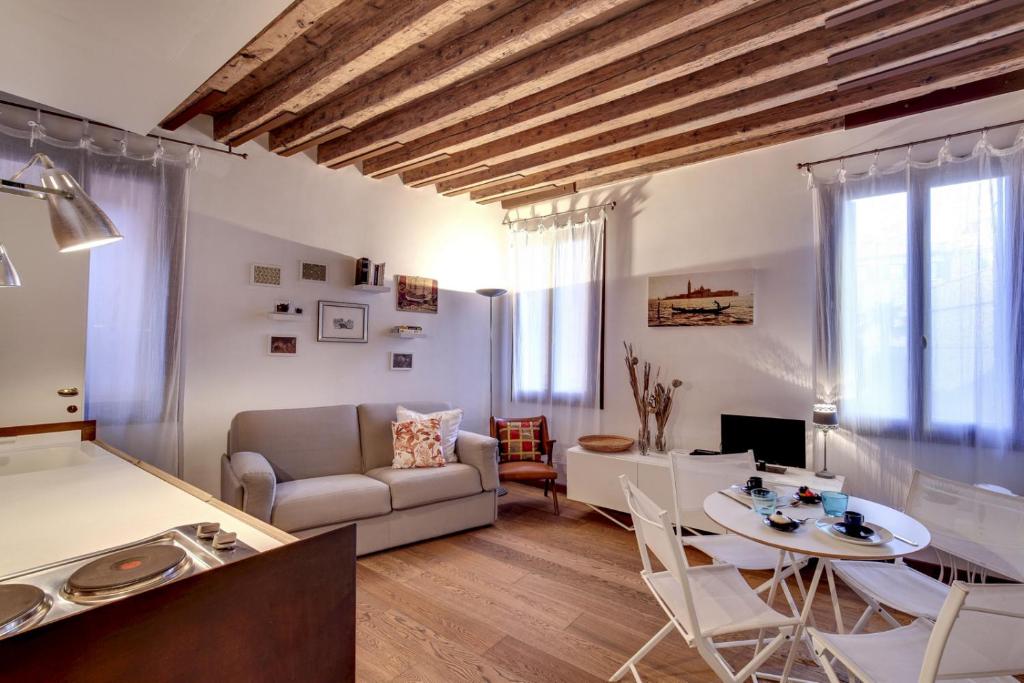 a living room with a couch and a table at Contemporary Apartment In Venice Ff in Venice