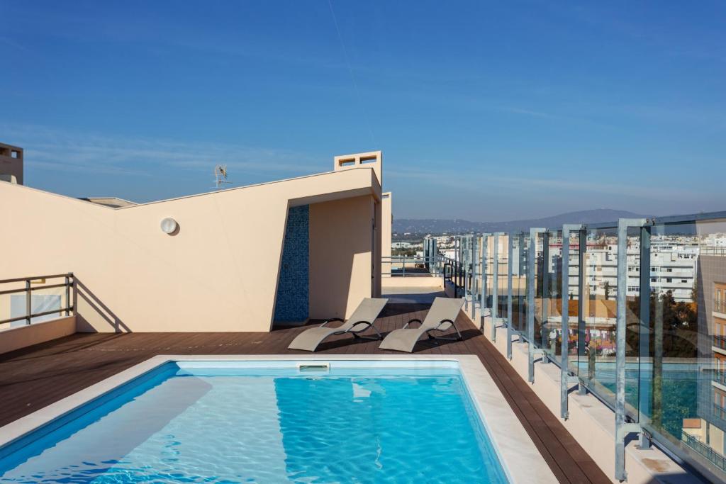 a swimming pool on the roof of a building at O SITIO CERTO in Olhão