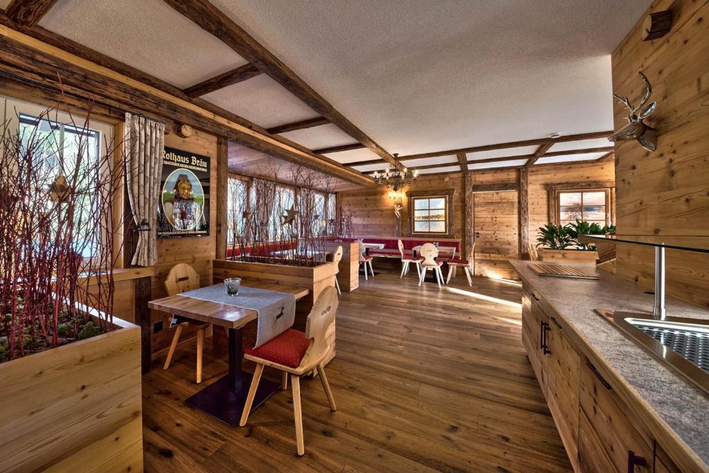 Restaurace v ubytování Hotel Sonneneck Titisee -Adults Only-