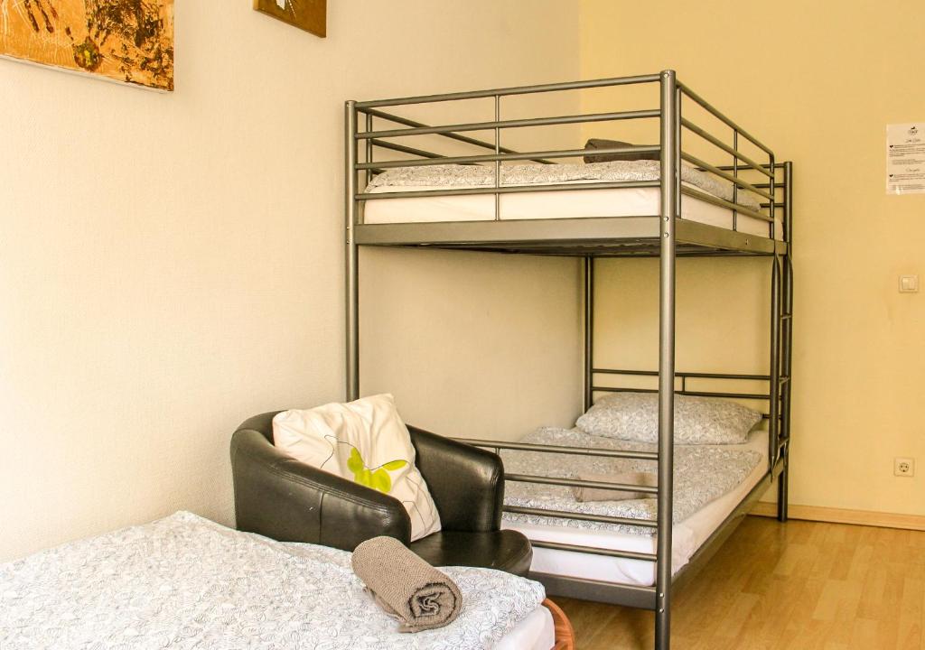 מיטה או מיטות קומותיים בחדר ב-Oskars Absteige