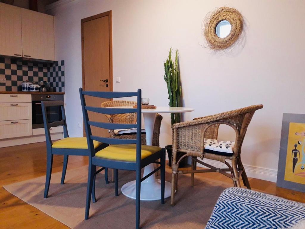 uma sala de jantar com mesa e cadeiras em Stylish apartment with sauna em Kuressaare