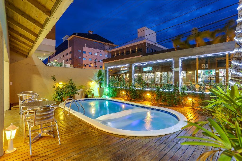 uma piscina no convés de um edifício à noite em Pousada Tissiano em Florianópolis