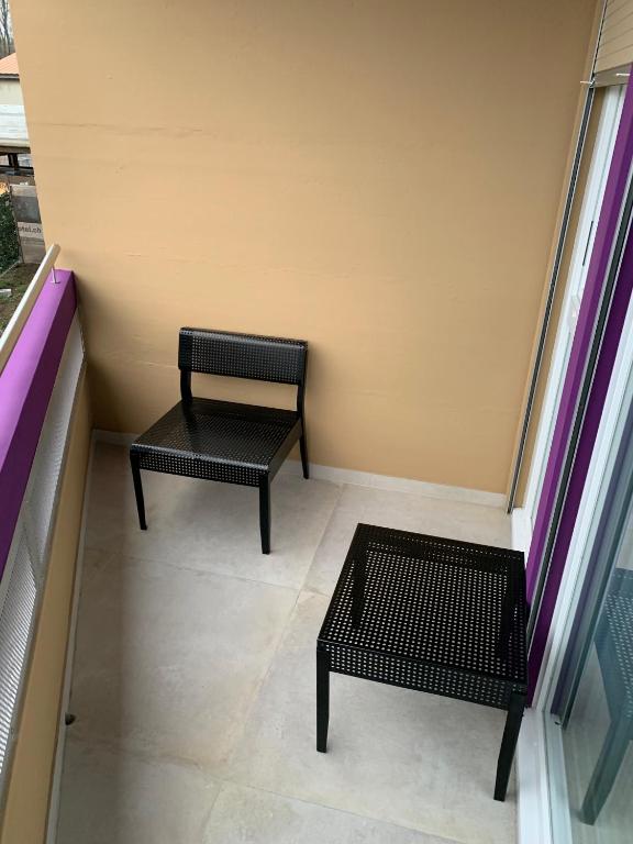 two benches sitting in a room with a window at Eh!Toi Self Motel in Etoy