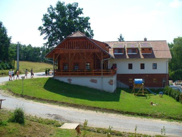 Budova, kde se penzion – hostinec nachází