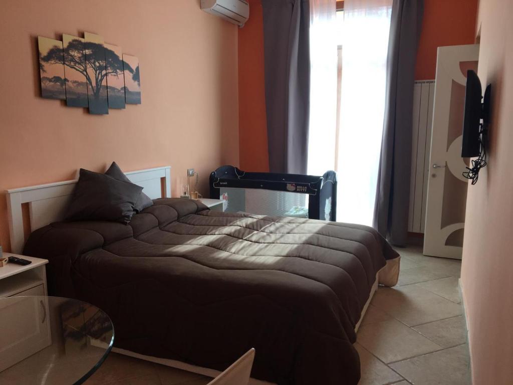 ein Schlafzimmer mit einem großen Bett und einem Fenster in der Unterkunft Il Giardino di Daphne in Neapel
