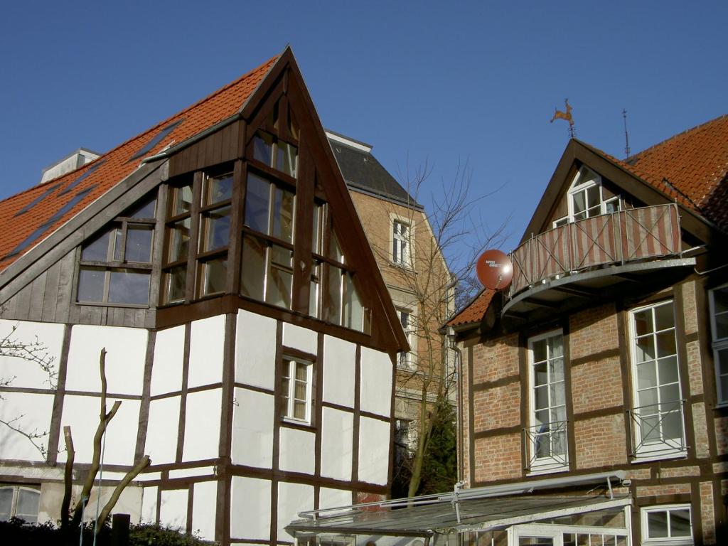 ein altes Gebäude mit Fachwerk in der Unterkunft Münster Altstadttraum in Münster