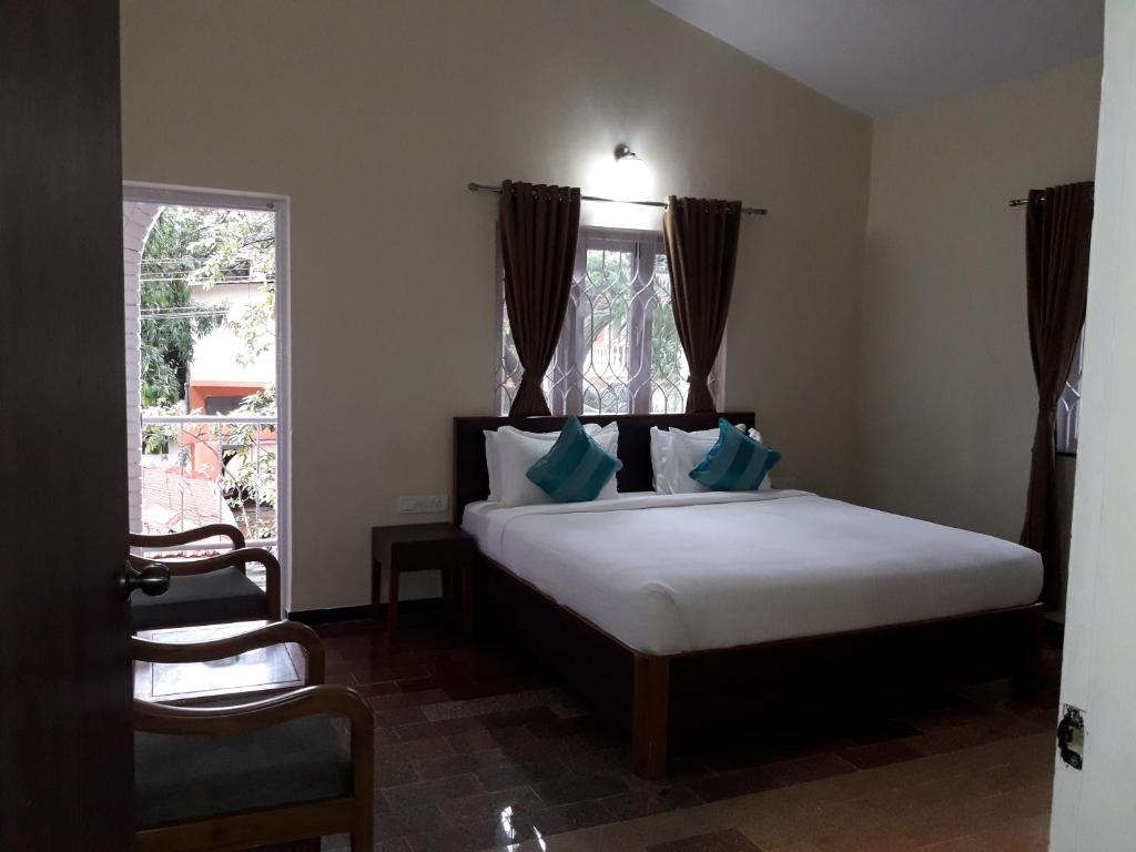 Postel nebo postele na pokoji v ubytování Rudraksha Holiday Homes