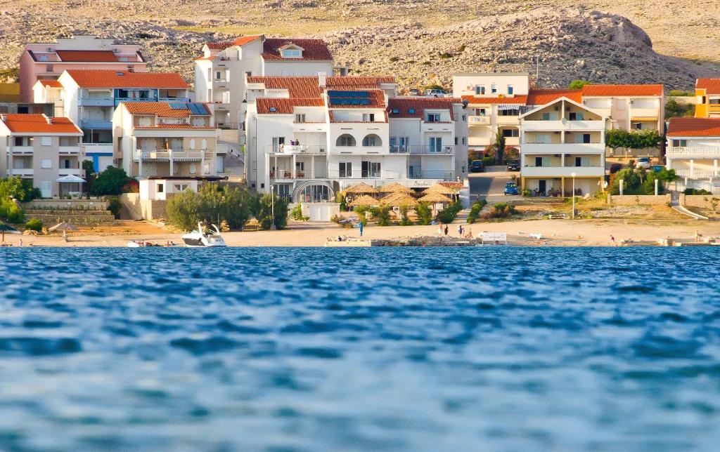 uitzicht op een stad vanaf het water bij Apartments Barbati in Novalja