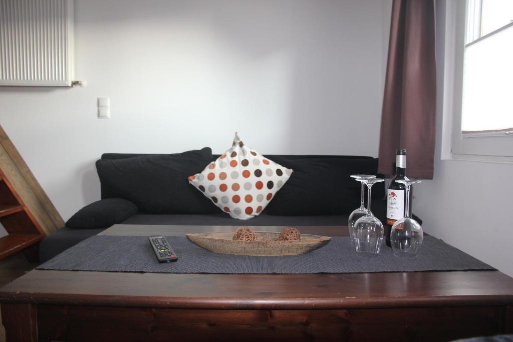 a table with a bottle of wine and two glasses at Ferienwohnung Eport in Bendorf