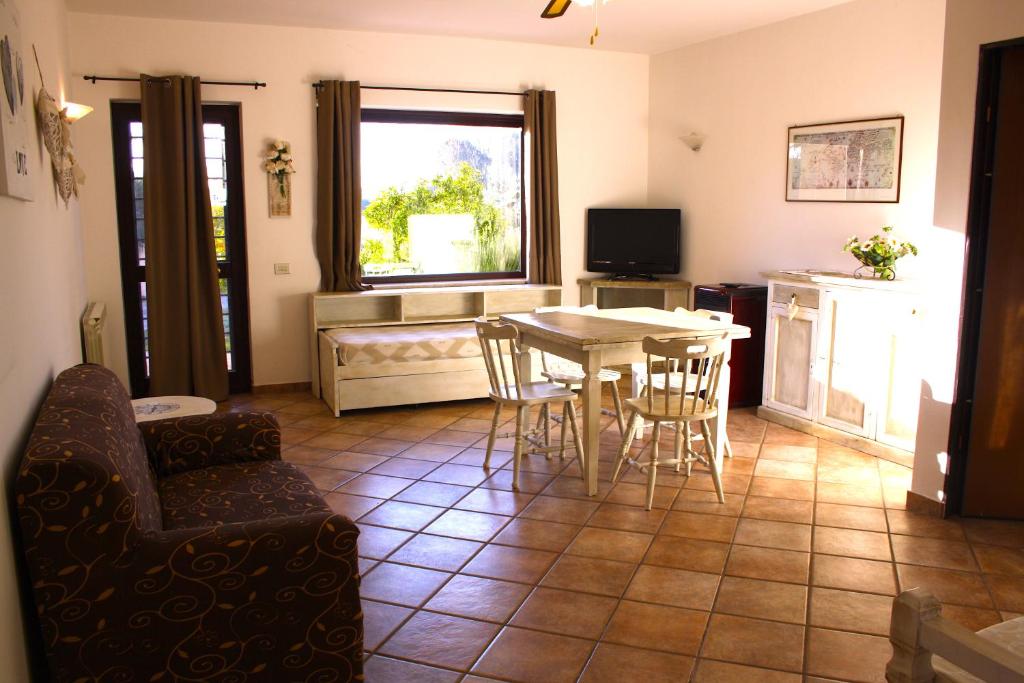 cocina y sala de estar con mesa y sillas en B&B Millennium, en Ladispoli