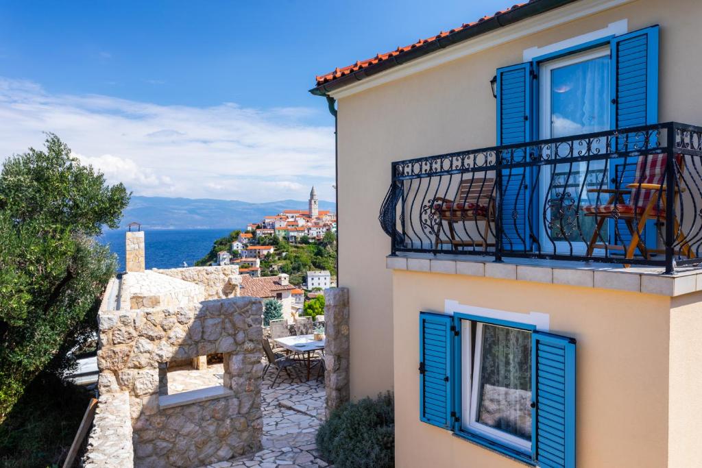 budynek z balkonem i widokiem na ocean w obiekcie Villa Pinia w mieście Vrbnik