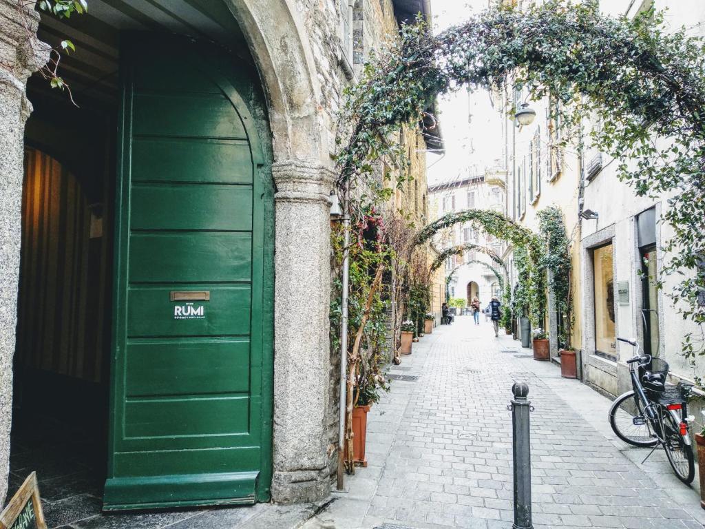 a green door on a building on a street at Rumi Rooms in Como